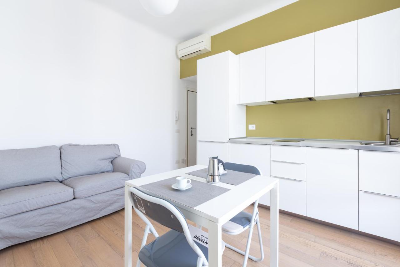 Porta Nuova Bright Studio With Balcony Milan Bagian luar foto