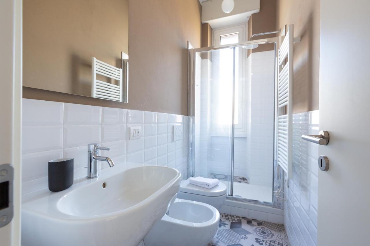 Porta Nuova Bright Studio With Balcony Milan Bagian luar foto